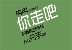 在图书馆穿裙子坐着看书
